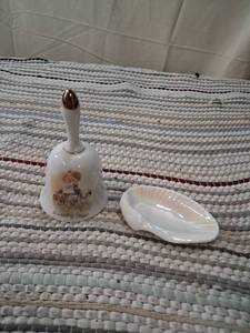 lot 123 image: Wedgwood Nautilus Lustre Bone China Shell Dish and Wedding Prayer Bell Set