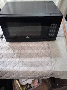 lot 174 image: Rival RGS1902 Countertop Microwave Oven - Black