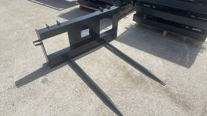 lot 38064 image: JCT Bale Spear(2 spear) 46 inch