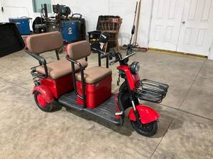 lot 40027 image: IRGC40 - Red High-End Mini Golf Cart - Electric Tricycle  Assembly Required