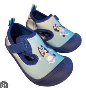 lot 10020 image: Ground Up Boys Bluey Velcro Water Shoes, Size 131