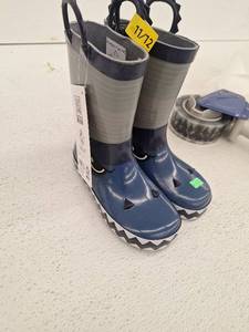 lot 10090 image: Kids Rain Boots Size 1112