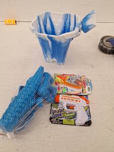 lot 11692 image: Beach Bucket Water Gun and Toy Set Bundle