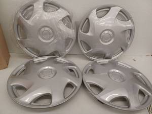 lot 11701 image: 16 Inch Silver Hubcaps Wheel Covers Set of 4