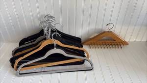 lot 103 image: Velvet Hanger Set and tie hanger