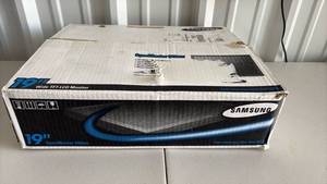 lot 126 image: Samsung SyncMaster 940BW 19-inch LCD Monitor