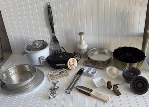 lot 138 image: Hamilton Beach Donut Maker with kitchen Accessories