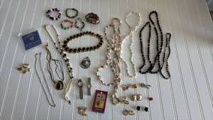 lot 147 image: Mixed Jewelry and Collectibles Lot