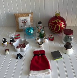 lot 150 image: Christmas Decorations