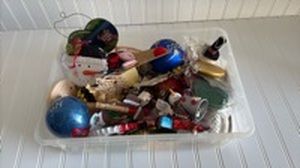 lot 170 image: Mixed Christmas Ornament Collection