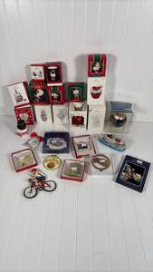 lot 176 image: Hallmark Keepsake Christmas Ornament Collection