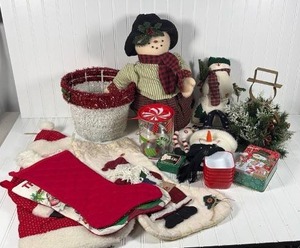 lot 196 image: Christmas Decor Collection with Plush Snowmen
