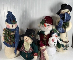 lot 200 image: Holiday Snowman Family Decoration
