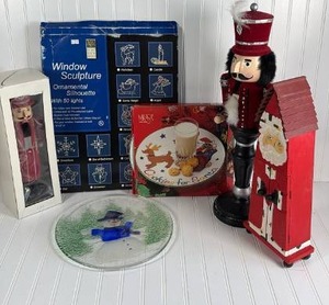 lot 219 image: Holiday Decor Collection - Christmas Bundle