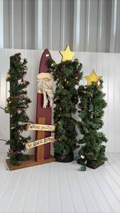lot 220 image: Christmas Display Set with Lighted Wreath and Wood Sign