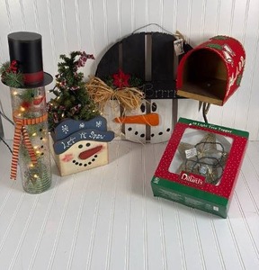 lot 224 image: Winter Holiday Decor Collection