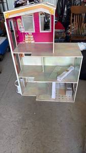 lot 355 image: Large Multi-Story Dollhouse Play Set