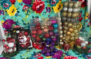 lot 392 image: Christmas Ball Ornament Collection Set