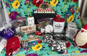 lot 395 image: Holiday Christmas Decoration