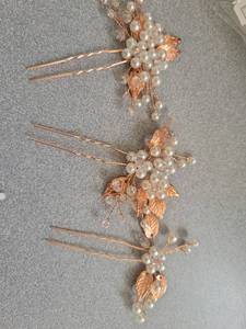 lot 20218 image: Rose Gold Pearl Hair Pins with Leaf Design - Retail $15
