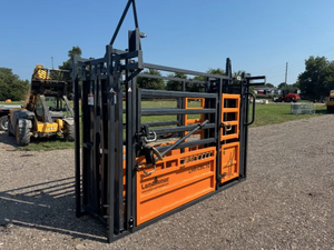 lot 4656 image: 10 LandHonor Cattle Work Chute w Scale (Model LHR-CSC10) �� Heavy Duty, 4500 lb Capacity