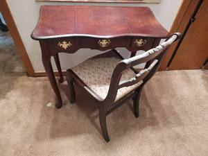 lot 11 image: Traditional Vanity Dressing Table with Mirror and Chair,  31 x 16 x 30