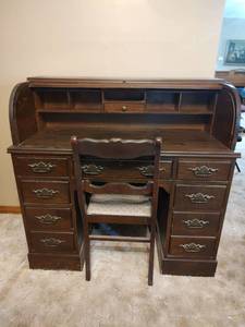 lot 22 image: Traditional Roll Top Desk with Chair