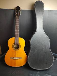 lot 38 image: Ventura Classical Guitar Model V-1588 with Hard Case