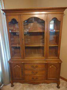 lot 40 image: Bassett Furniture China Cabinet Hutch, 50 x 27 x 70