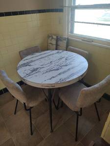 lot 44 image: Round Marble Pattern Dining Table with (2) 12in. Leaves and (4) Upholstered Chairs