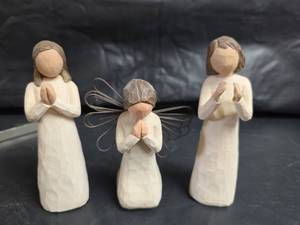 lot 364 image: Willow Tree Angel Figurines- Sisters by Heart and Angel of Prayer
