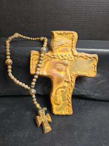lot 374 image: Hand Carved Wooden Jesus Cross with Religious Rosary Beads
