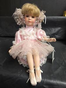 lot 388 image: Geppeddo Musical Porcelain Doll Six Song Medley