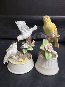 lot 395 image: Ceramic Bird Musical Box Set with Floral Decorations