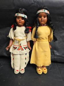 lot 406 image: Native American Dolls Set - Traditional Leather Fringed Outfits with Papoose
