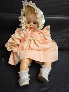 lot 409 image: Madame Alexander Baby Doll in Peach Dress with Bonnet 1960s