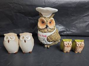 lot 425 image: Owl Salt and Pepper Shaker Collection with Chef Owl Figurine