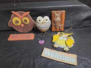 lot 426 image: Owl Themed Welcome Signs and More