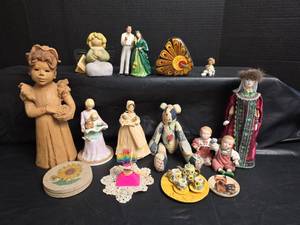 lot 447 image: Mixed Collectible Doll and Figurine Lot