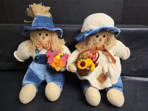 lot 450 image: Harvest Scarecrow Dolls with Flower Baskets