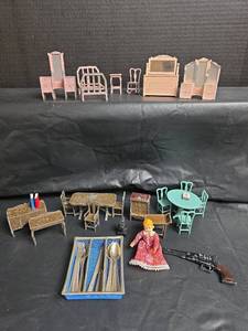 lot 469 image: TootsieToy Metal Dollhouse Furniture Collection with Miniature Accessories