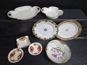 lot 473 image: Hand Painted Assorted Porcelain Dishes and Serving Pieces Collection
