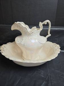 lot 479 image: Victorian Style Pitcher and Basin Set with Gold Trim