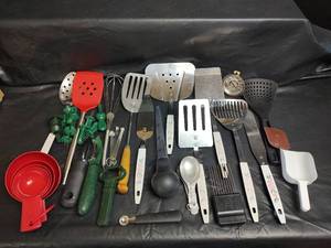 lot 504 image: Mixed Kitchen Utensils