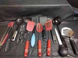 lot 506 image: Kitchen Utensil Set with Spatulas Tongs Ladles and Gadgets