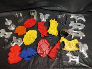 lot 518 image: Vintage Cookie Cutter Collection