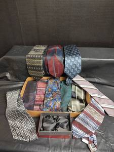 lot 551 image: Mens Designer Necktie and Bow Ties