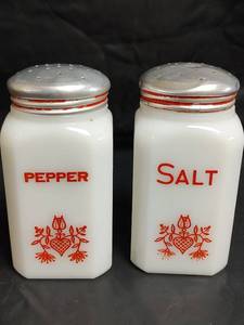 lot 570 image: Vintage Salt and Pepper Shakers