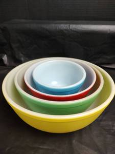 lot 571 image: Vintage Pyrex Mixing Bowls
