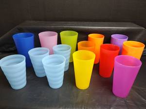 lot 597 image: Colorful Plastic Drinking Cups